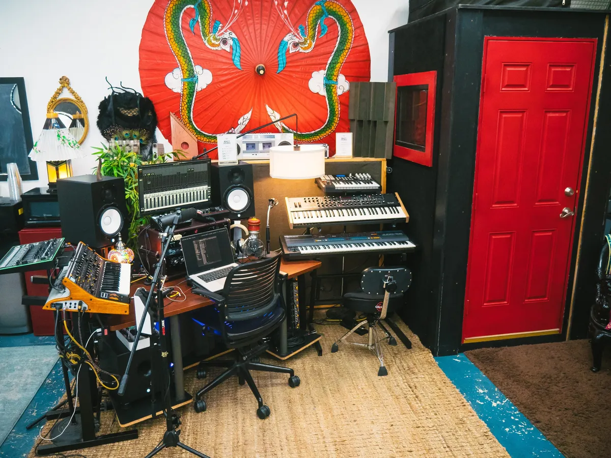 CREATIVE DLTA WAREHOUSE STUDIO - photo/video/music + more