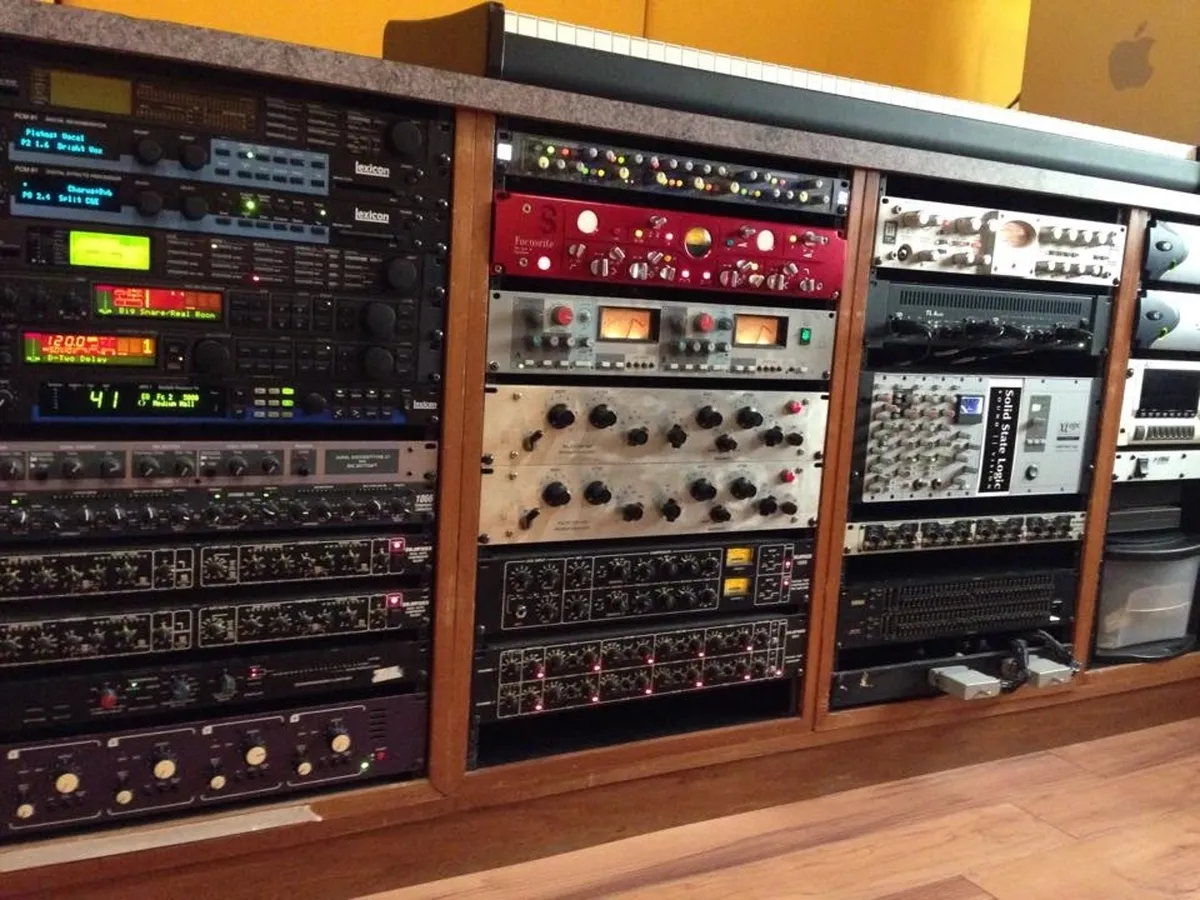 Estudio fabrica de Exitos Mexico