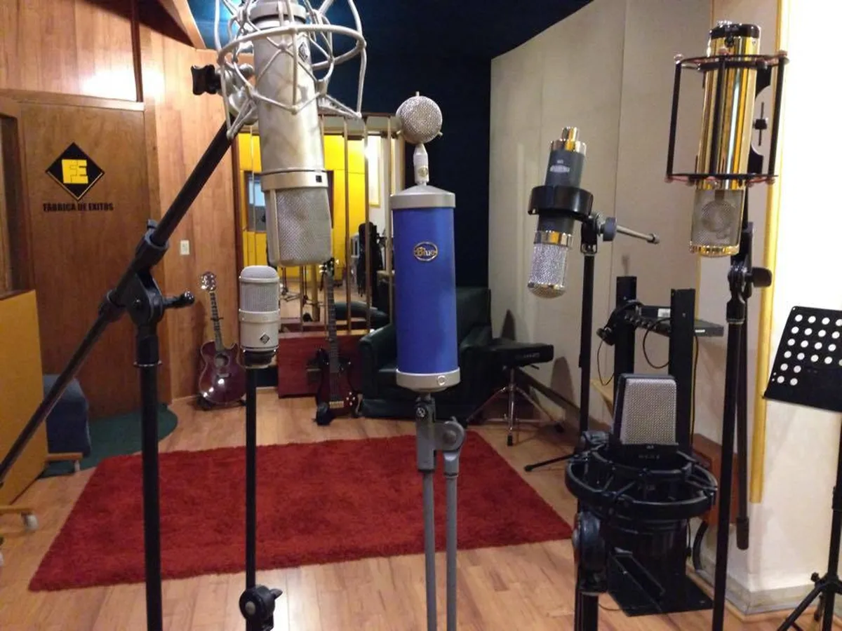 Estudio fabrica de Exitos Mexico