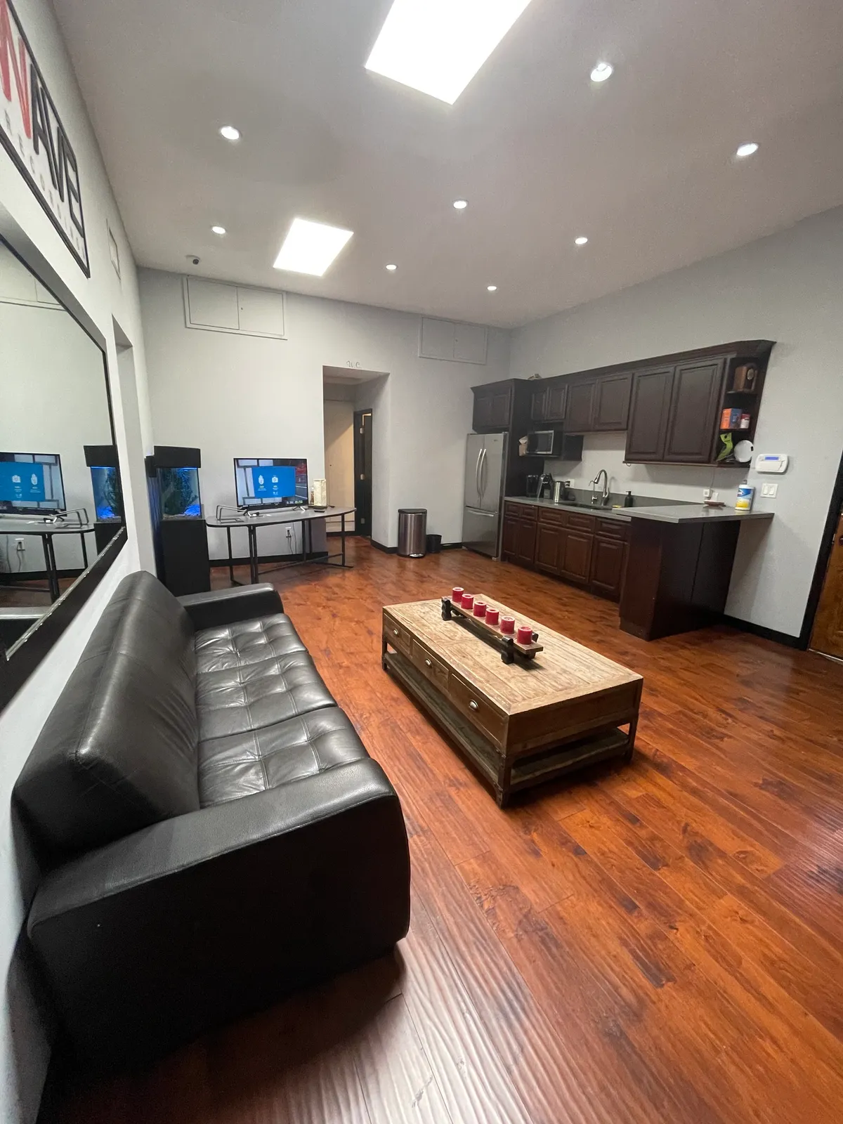 The Gold Wav A Room (Burbank)