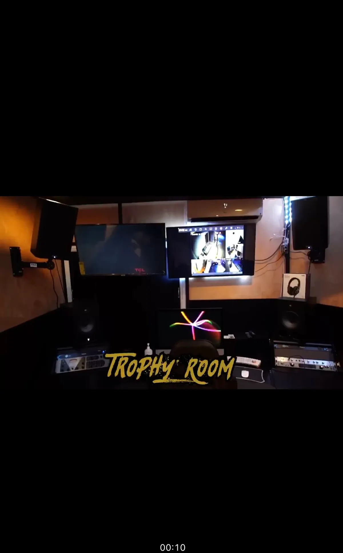 Wealthy club studios (Trophy room)
